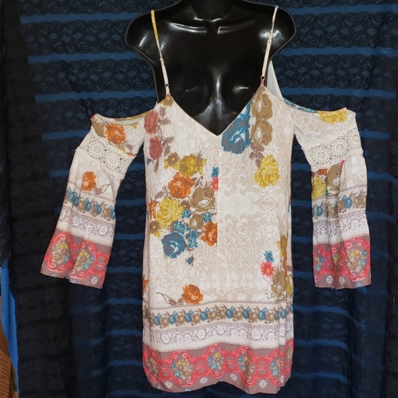 entro Cold-Shoulder Dress with Lace Sleeves Size Large - Picture 3 of 8